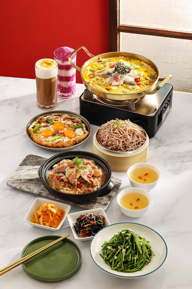 丰禾台味風格料理桌上有火鍋三色蛋炒菜與飲料