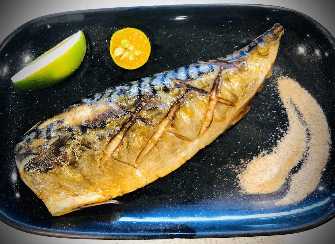 精緻擺盤的烤鯖魚與檸檬金桔