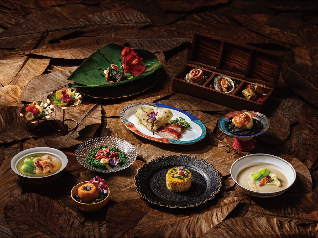滿月樓精緻中式套餐,多道料理細膩擺盤,風格高雅