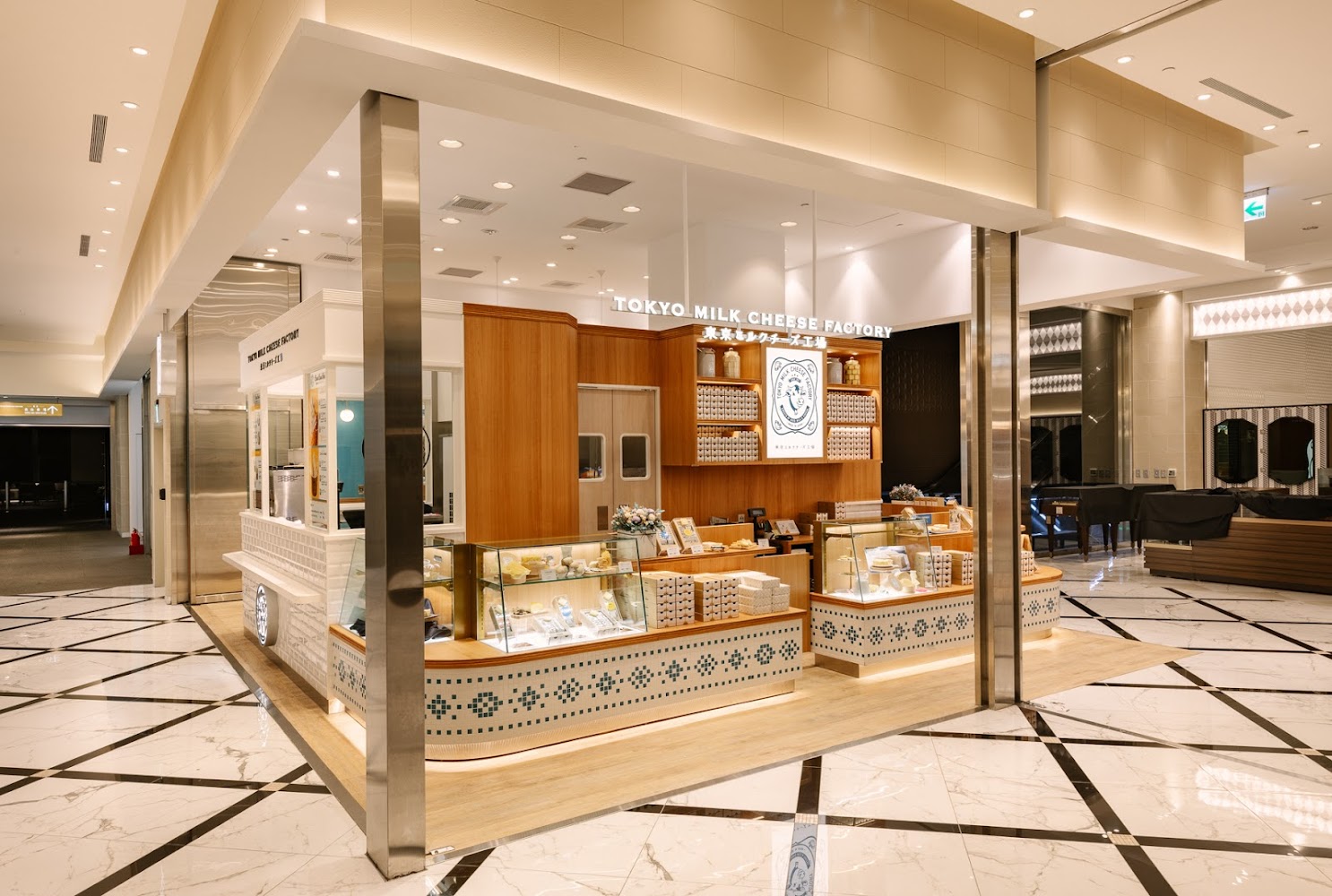 東京牛奶起司工房明亮櫃位與甜點展示