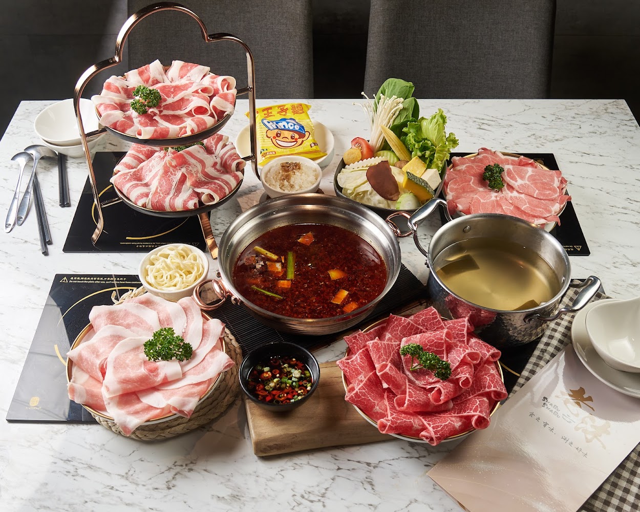 老沐涮涮屋雙鍋與肉盤