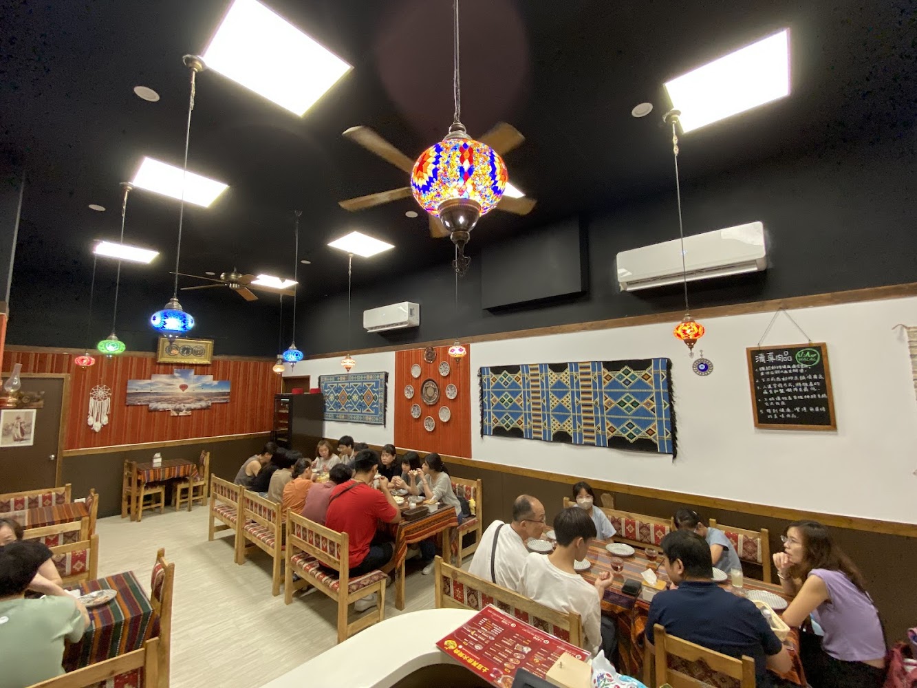 蘇丹土耳其廚房店內有馬賽克燈與土耳其風格裝飾
