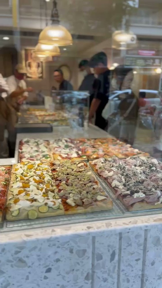 羅馬披薩美術青海店櫥窗內多種口味披薩