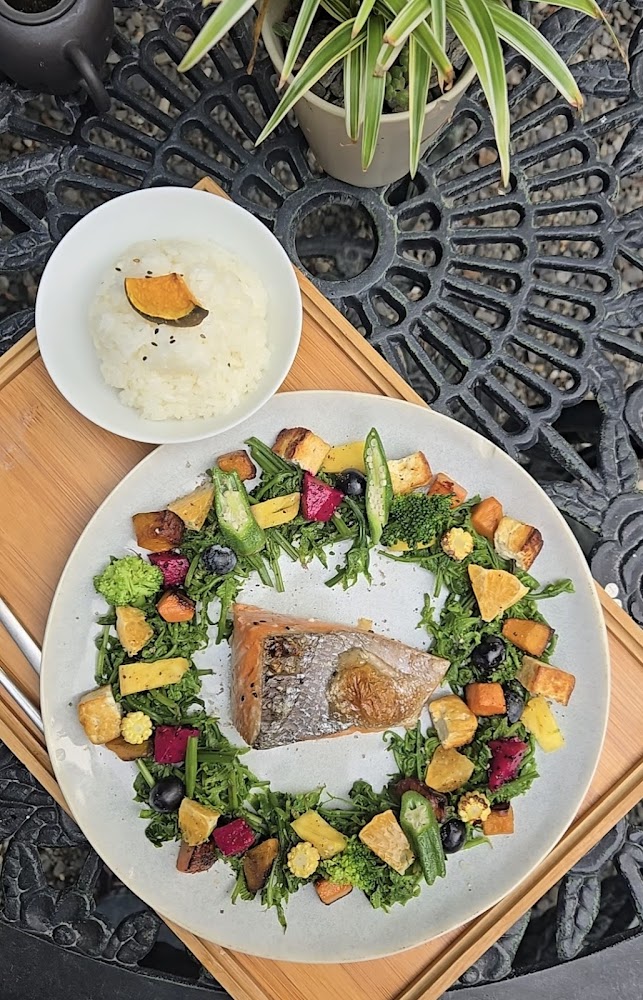 烤鮭魚定食搭配白飯與蔬果