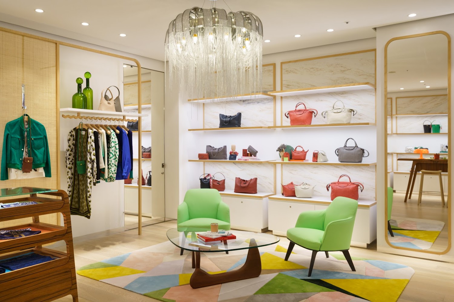 Longchamp 台中新光三越中港店店內陳設座椅、茶几與精品包款