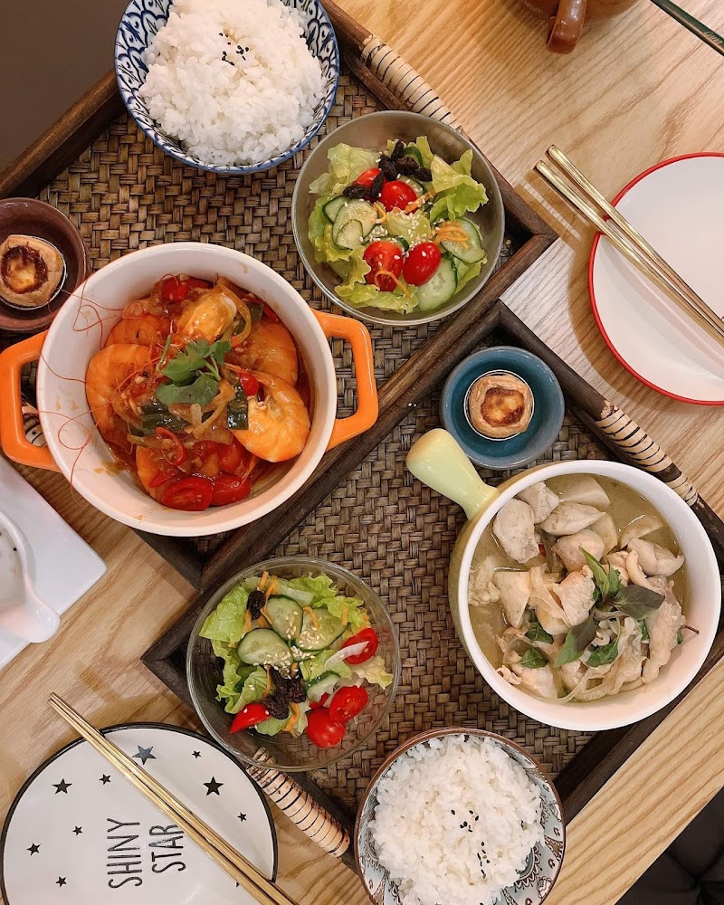 Luna庭苑豐盛套餐含白飯沙拉蝦料理與雞肉