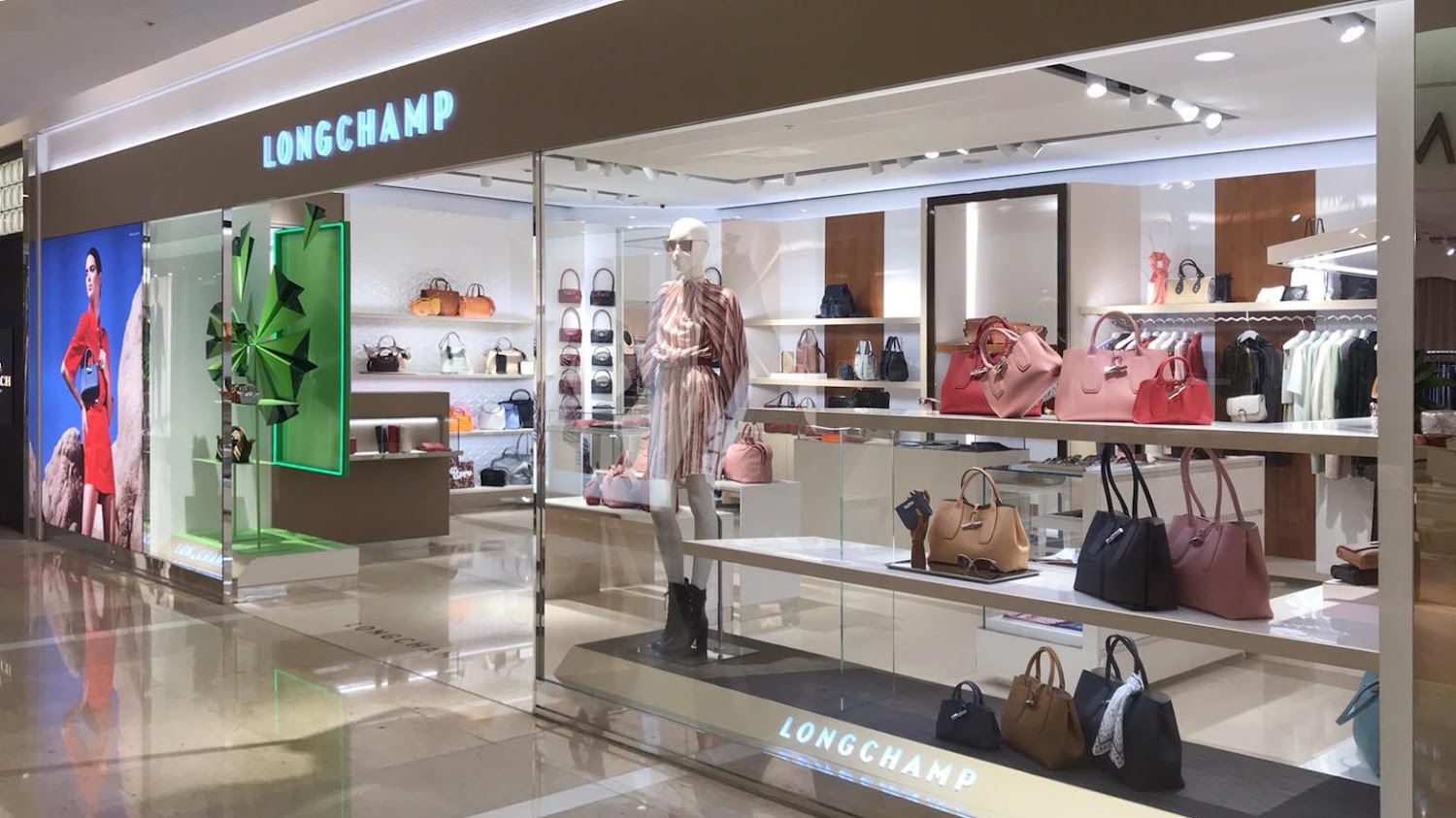 Longchamp 台中新光三越中港店櫥窗展示多款不同顏色手提包與服飾
