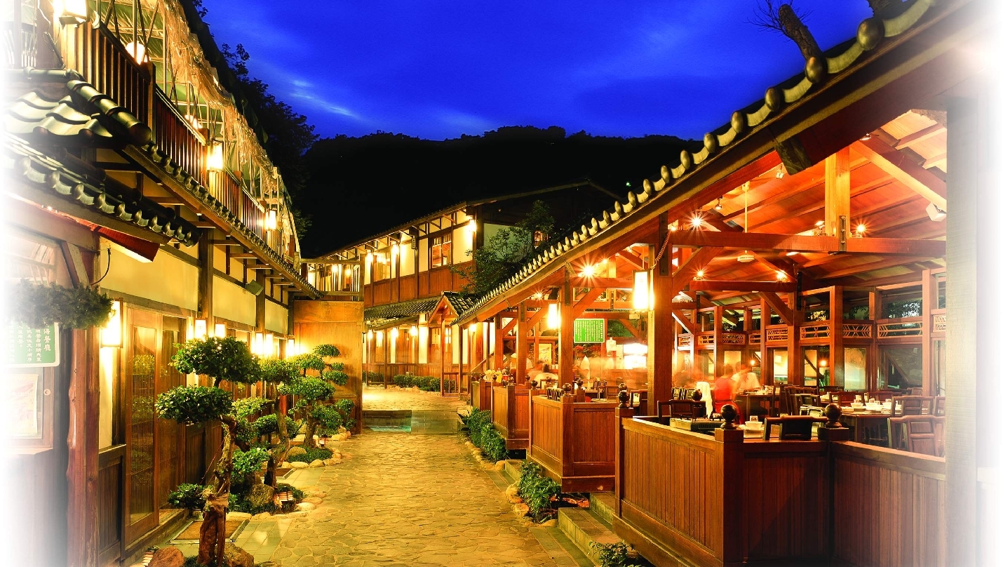 東方傳統風格餐廳與石板步道