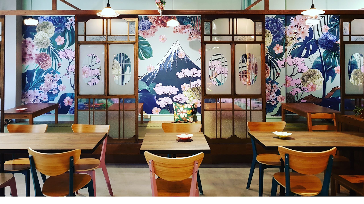 找是吉和食珈琲富士山與櫻花壁畫用餐區
