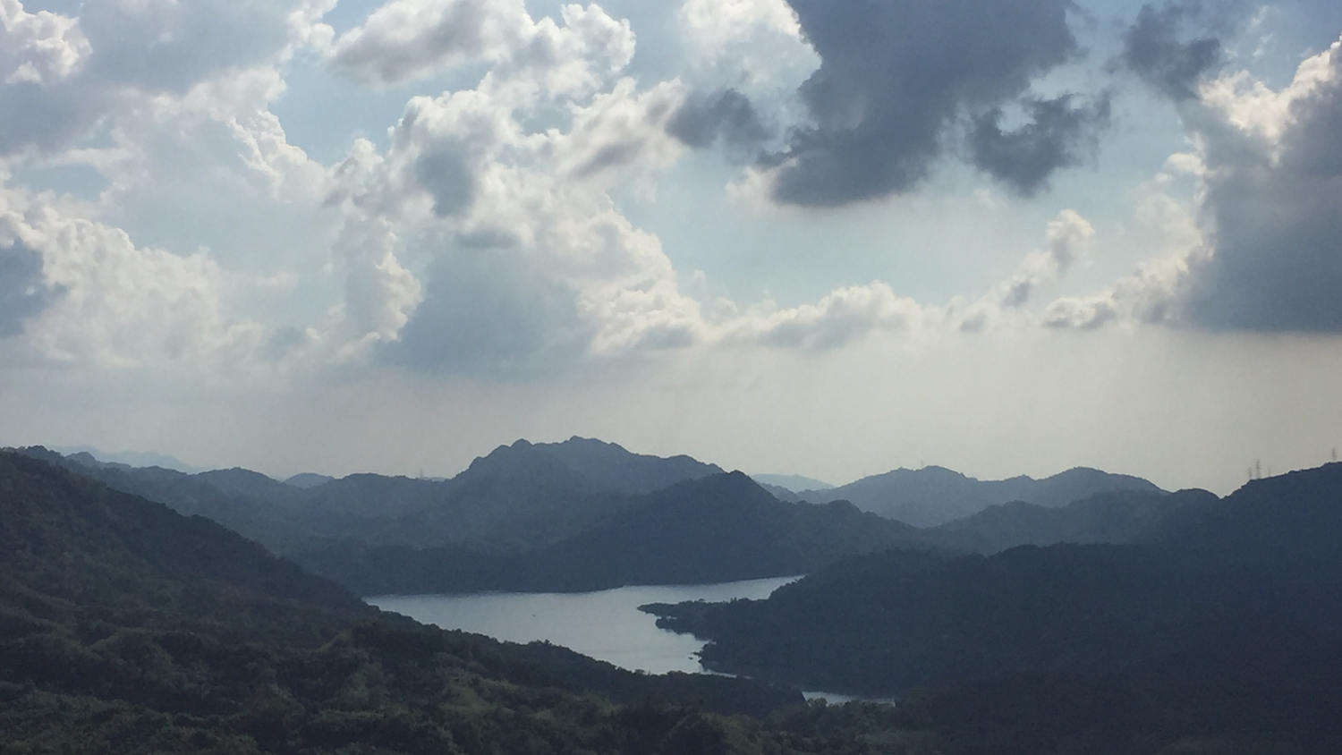 壯麗山巒湖泊與天空形成寧靜景致
