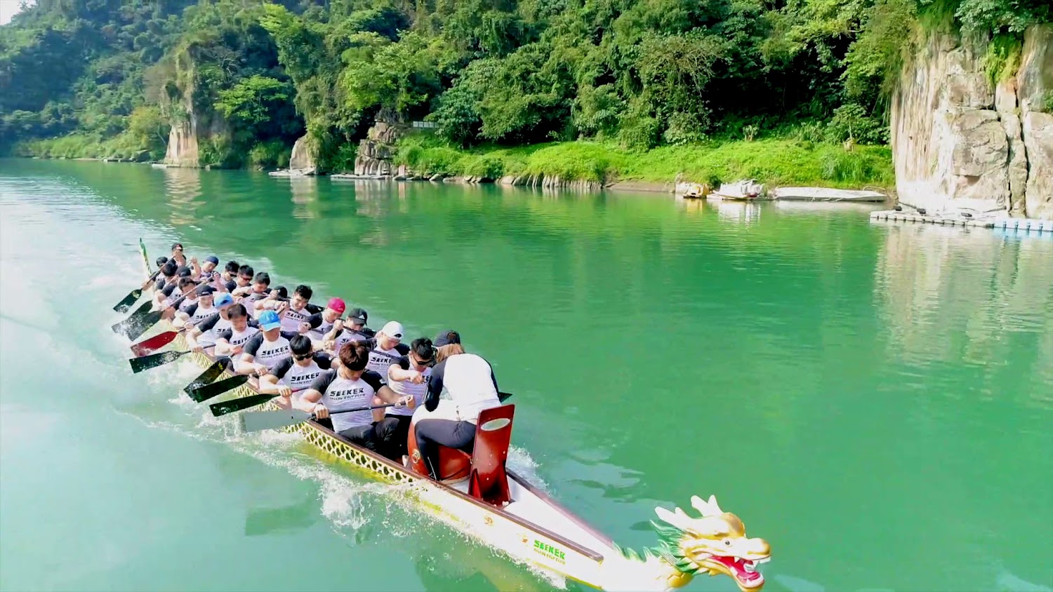 Seeker Dragon boat club 綠色河面划行畫面
