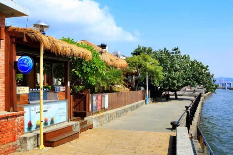 淡水河岸步道與水灣餐廳榕堤店外觀景色