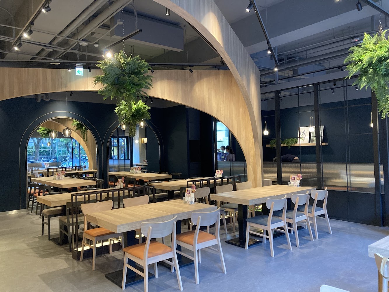 明亮寬敞的現代風餐廳空間