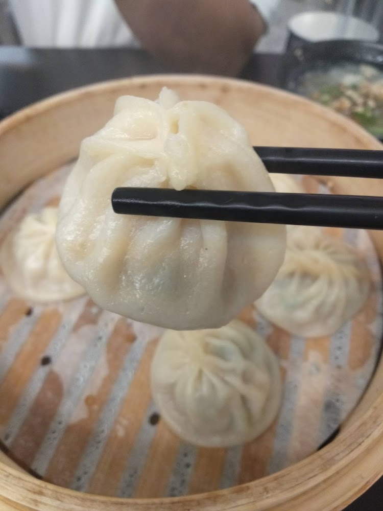 湯包棧蒸籠湯包夾起特寫