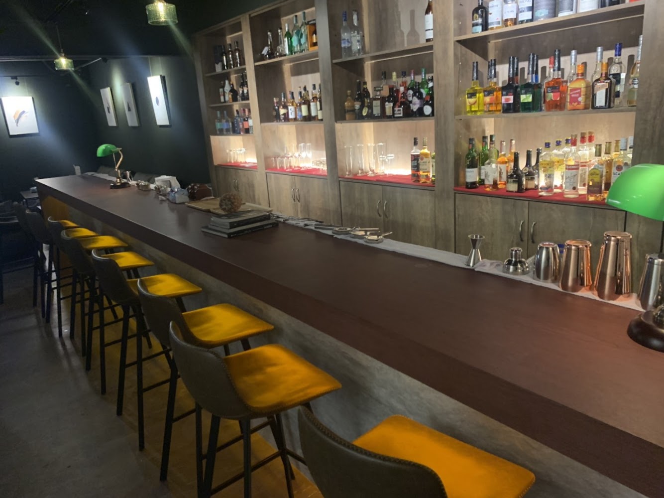 海登 微醒酒館 吧台黃椅