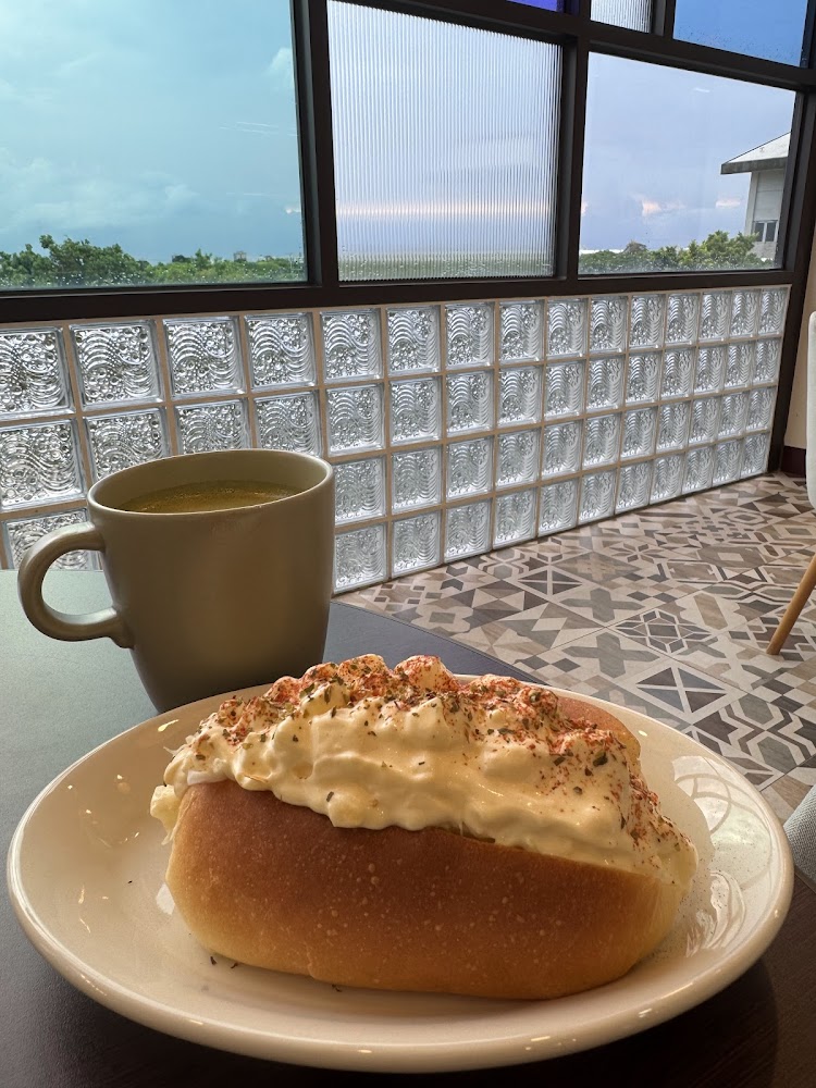 熱飲與奶油麵包下午茶