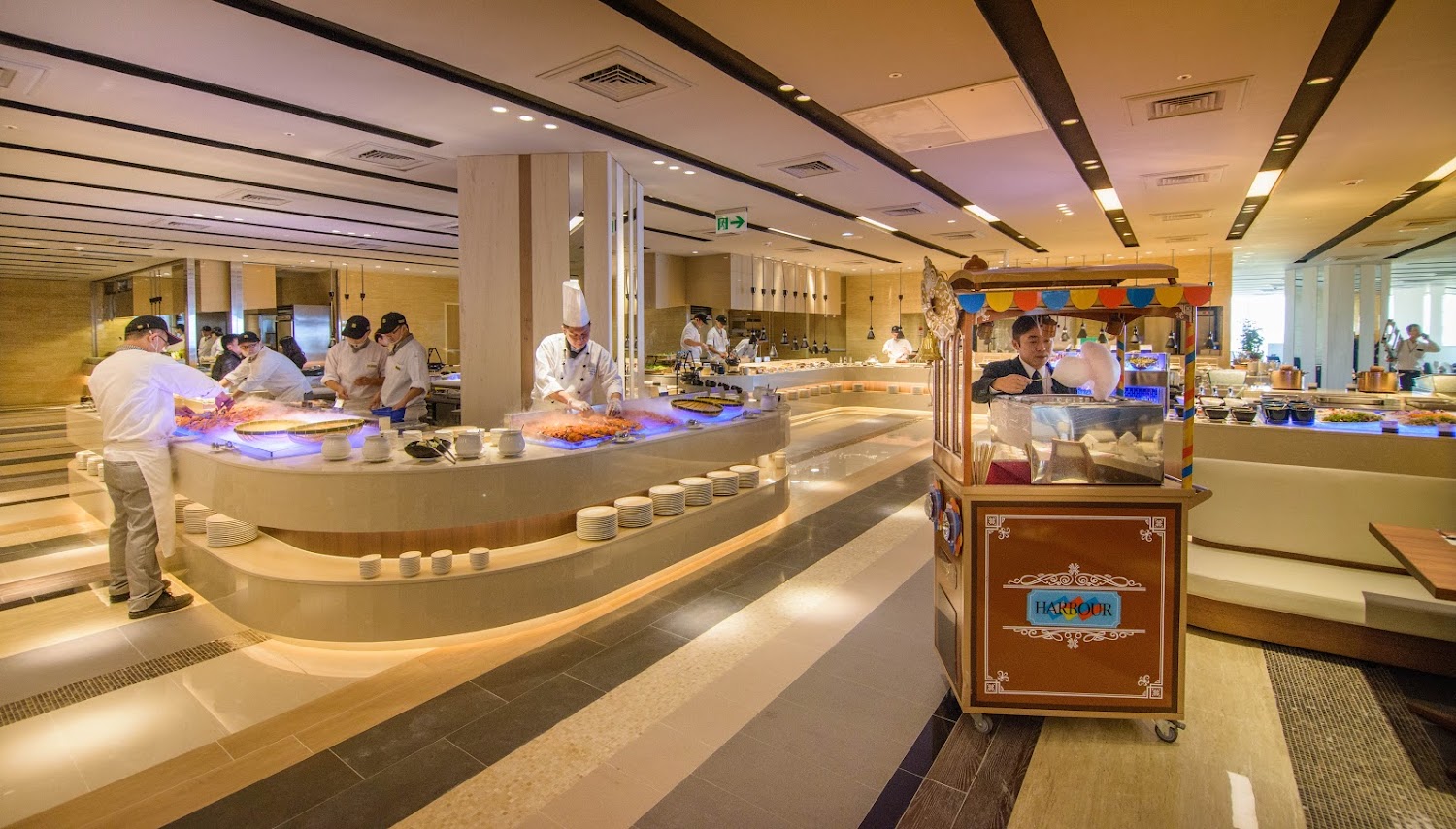 漢來海港台南南紡店開放式廚房與自助餐空間