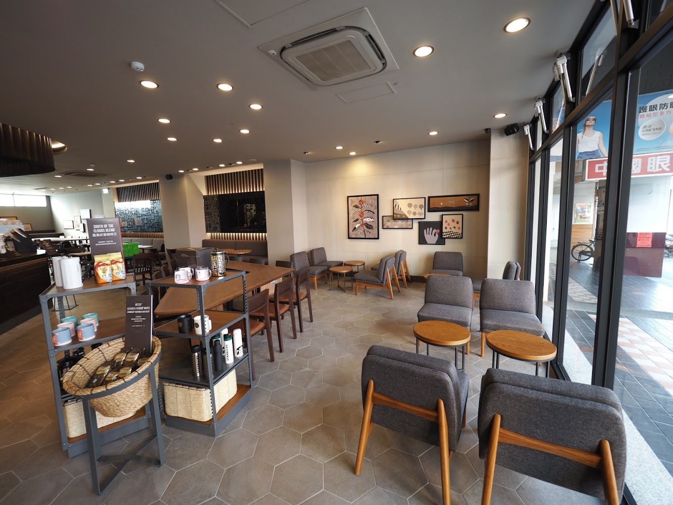 星巴克嘉義中山門市室內座位區