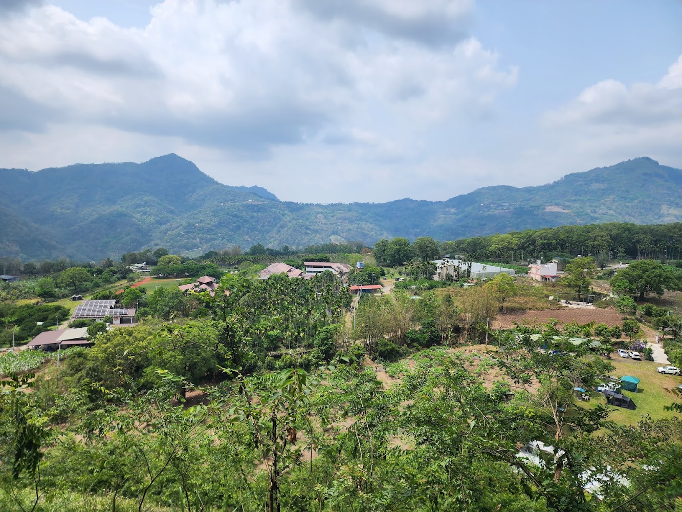 被青山環繞的田園與農舍景色