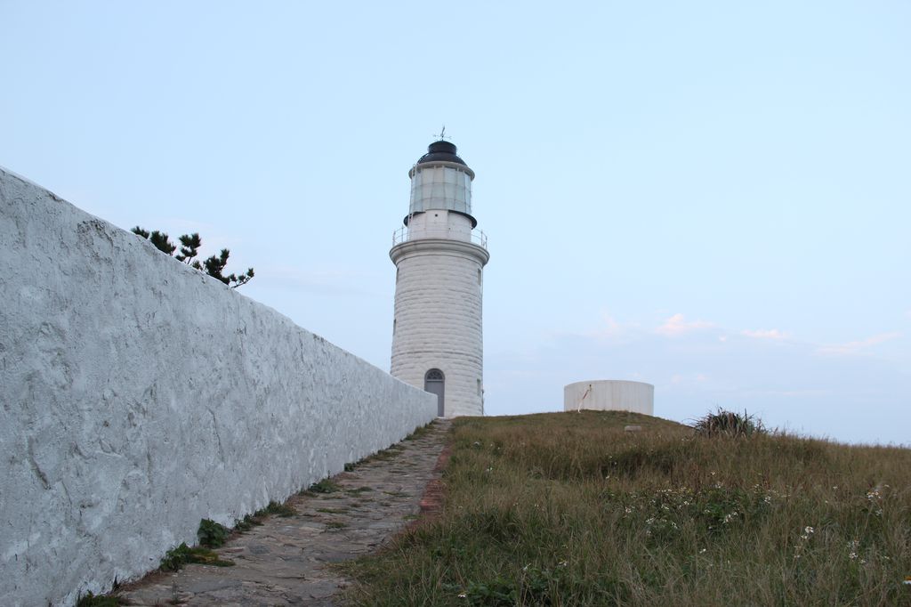 東莒島燈塔白色塔身與防風牆