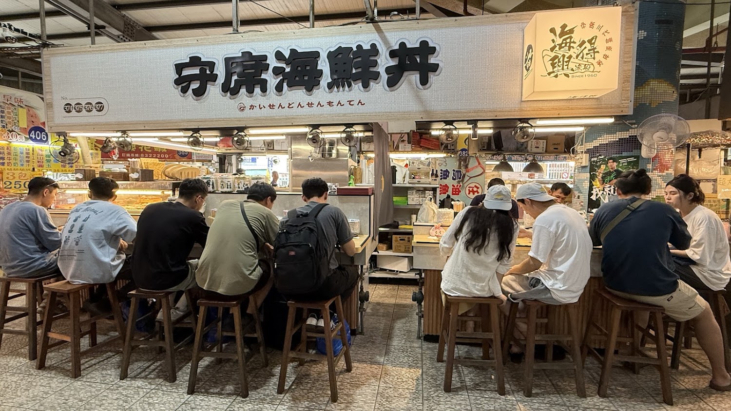 守席海鮮丼攤位與現場用餐人潮