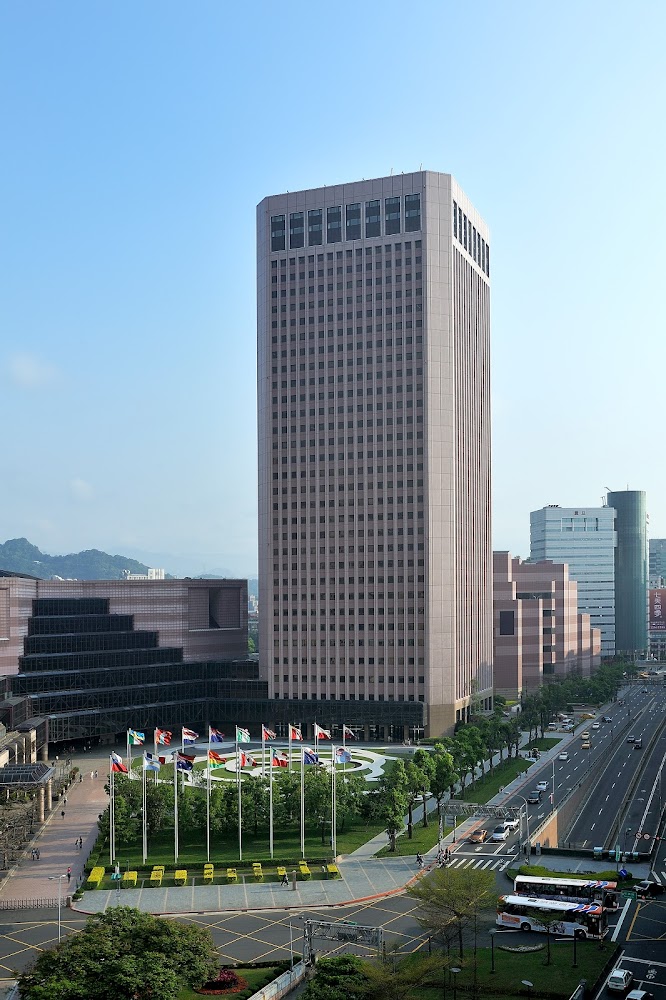 台北世界貿易中心國際貿易大樓外觀與旗幟