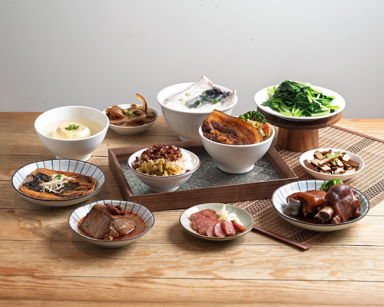 多道台灣家常菜上桌，包括滷肉飯、豬腳、蒸蛋、青菜、魚料理與滷豆腐。
