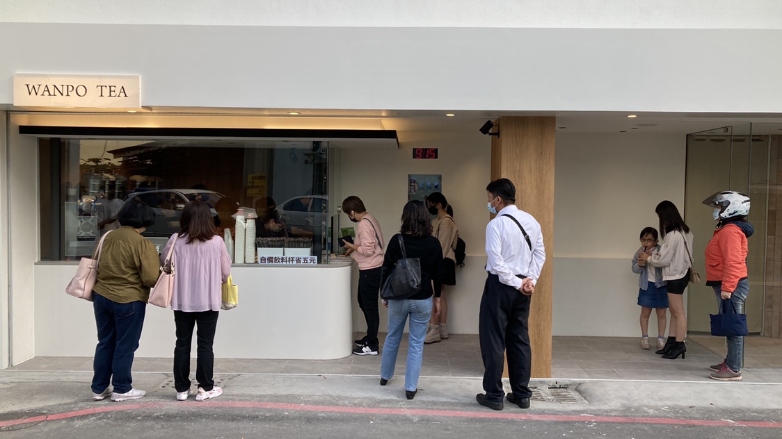 萬波中清店門市外觀與排隊情況
