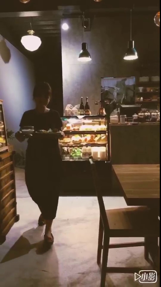 找是吉和食珈琲店內吧台與甜點冷藏櫃