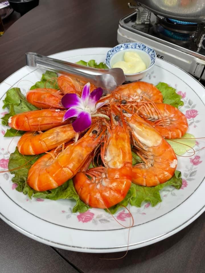 鮮蝦擺盤與醬料