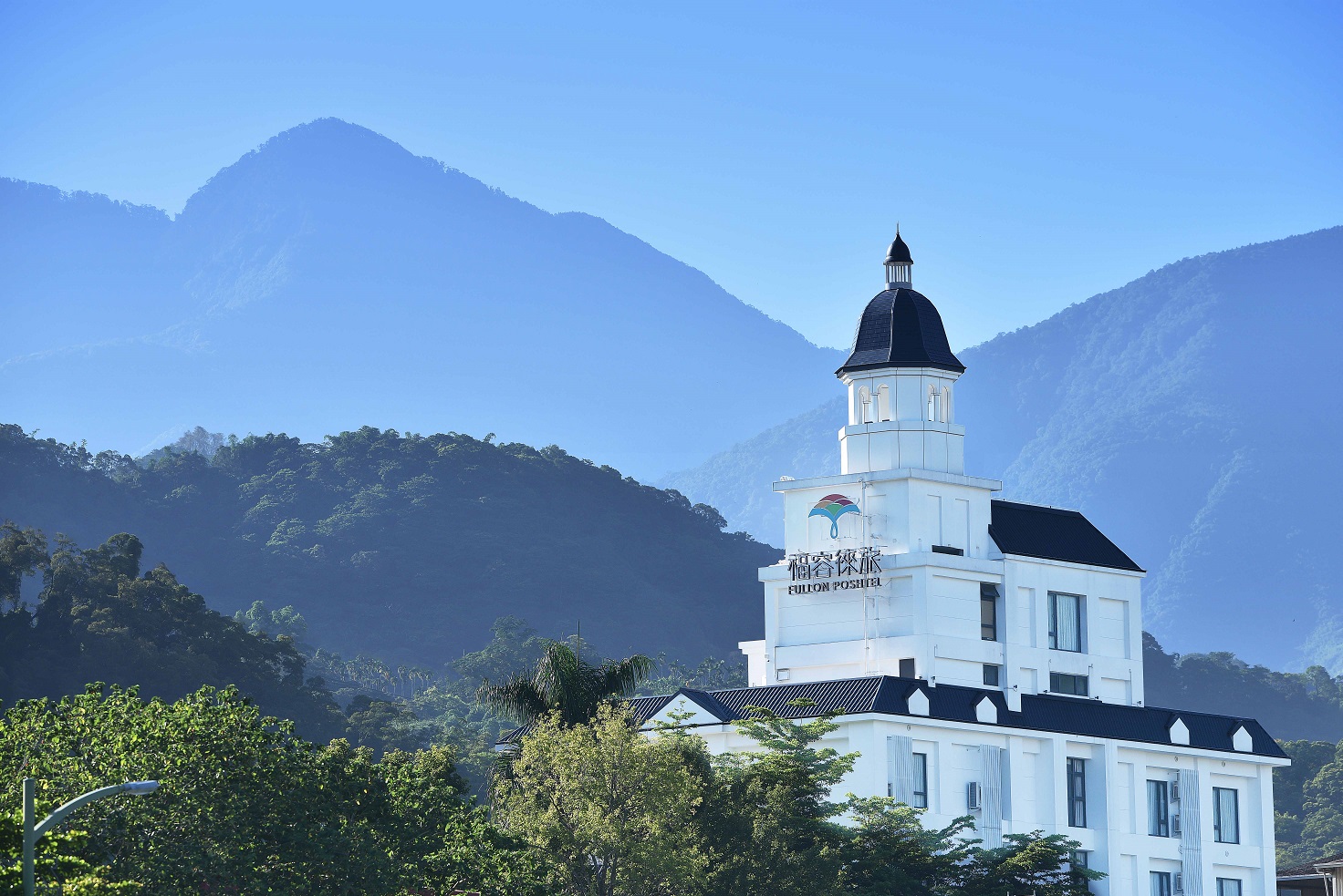 福容徠旅水里外觀與山景