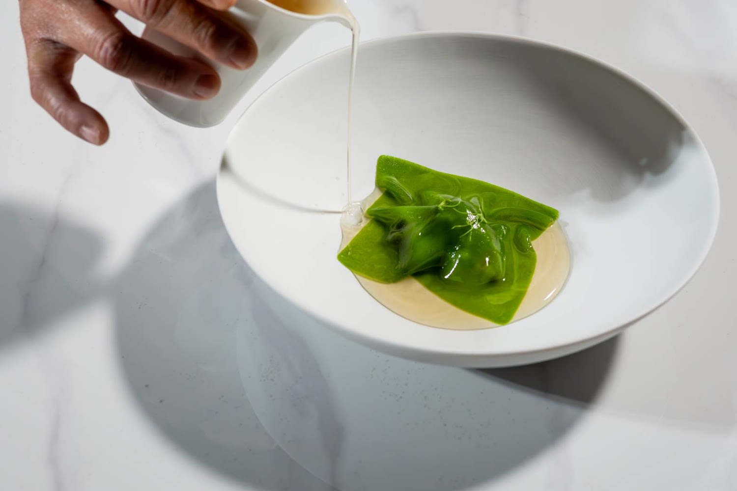 醬汁倒入白盤的高級料理