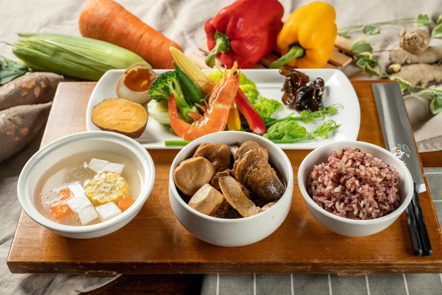 健康中式餐點，包括糙米飯、燉湯、蘑菇雞肉主菜與多樣配菜