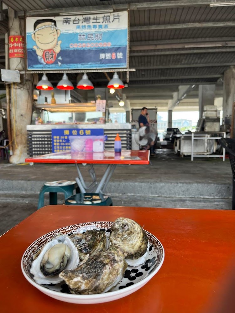 南台灣生魚片攤位前方的新鮮生蠔與市場場景