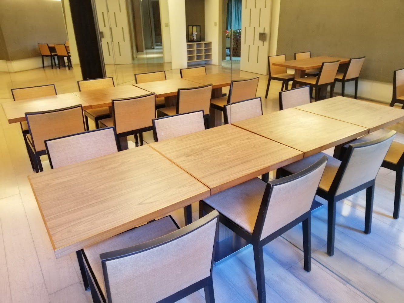 山樂溫泉室內用餐空間木質桌椅