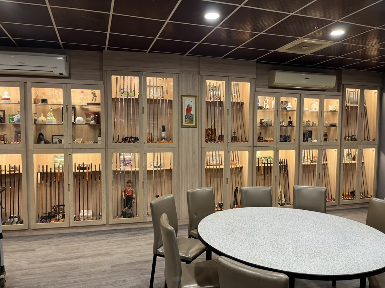 玻璃展示櫃內收藏球桿與收藏品