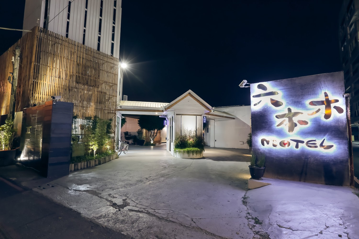 六本木汽車旅館入口夜景