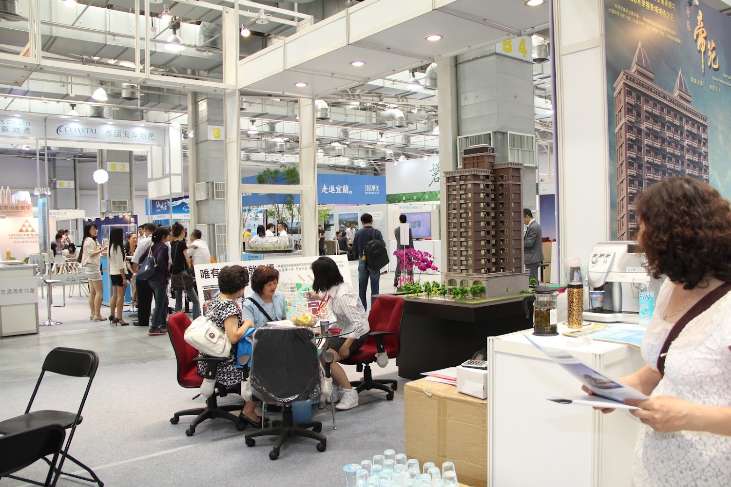 TIEE房地產博覽會現場與高樓模型展示