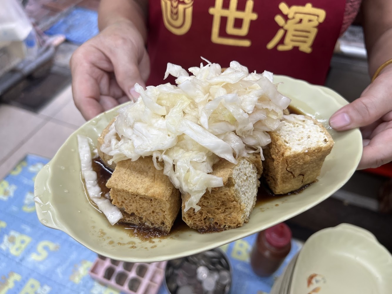 三哥臭豆腐餐點特寫 搭配酸菜與醬汁