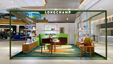 Longchamp 台中LaLaport店期間限定櫃位展示多款包包，空間明亮現代