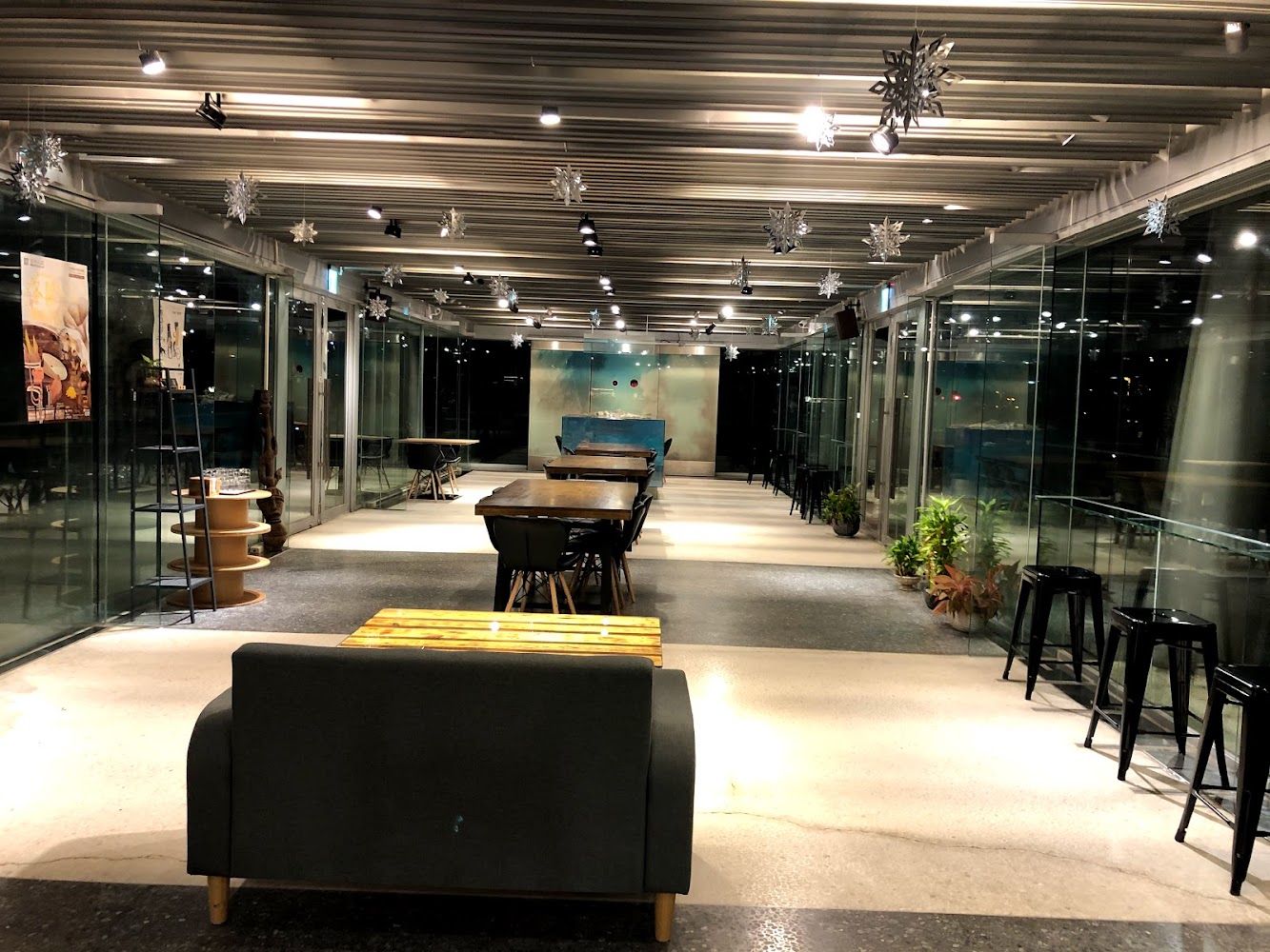 啾咕咖啡 烏石港店室內明亮座位區