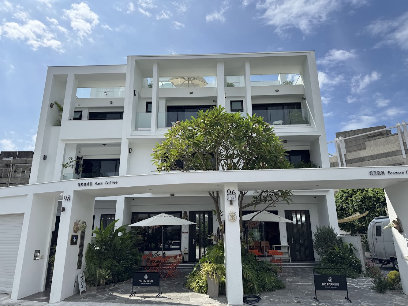 海特咖啡 Hatt Coffee 白色建築外觀