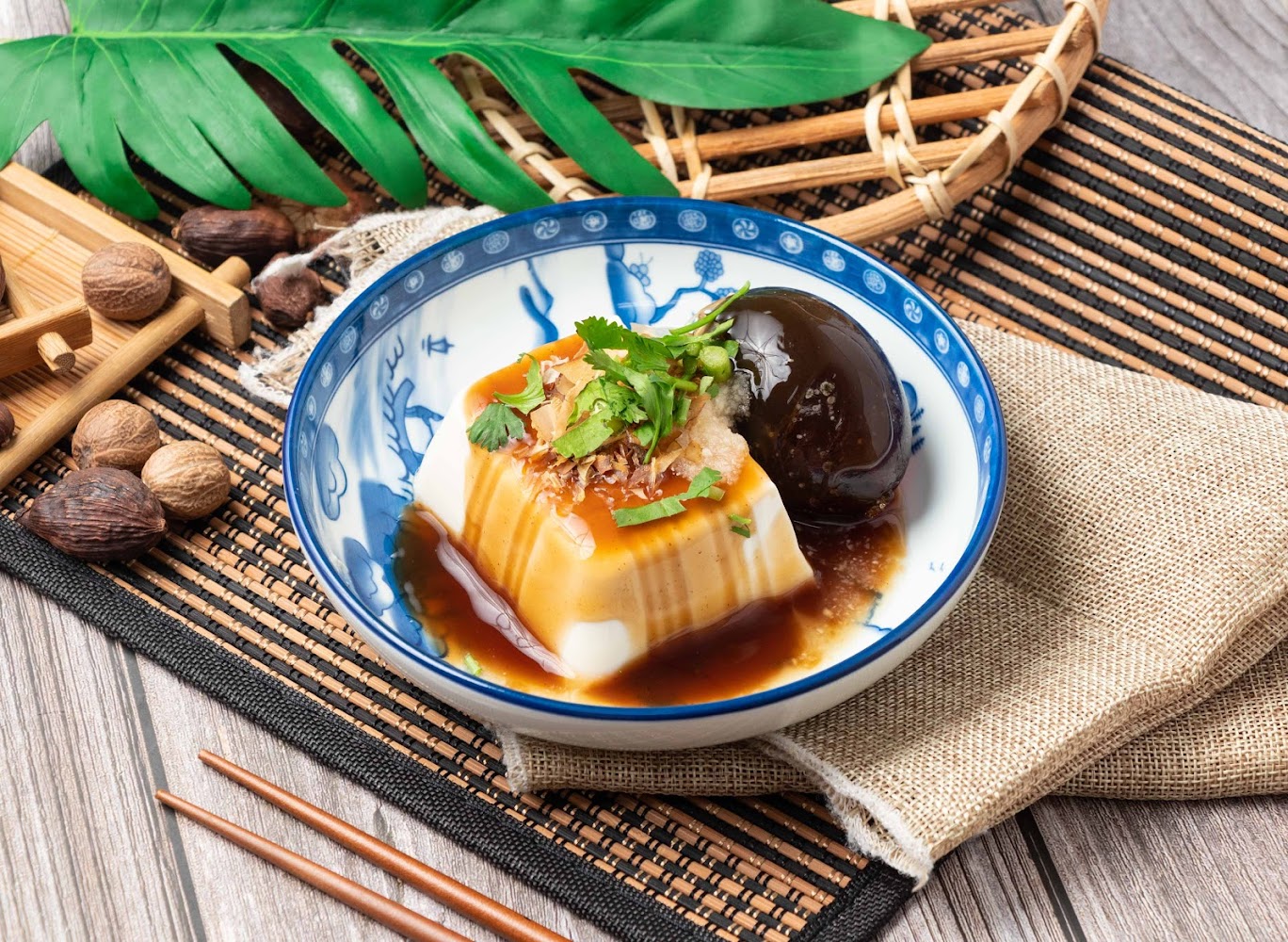 一碗皮蛋豆腐配蔥花與柴魚片