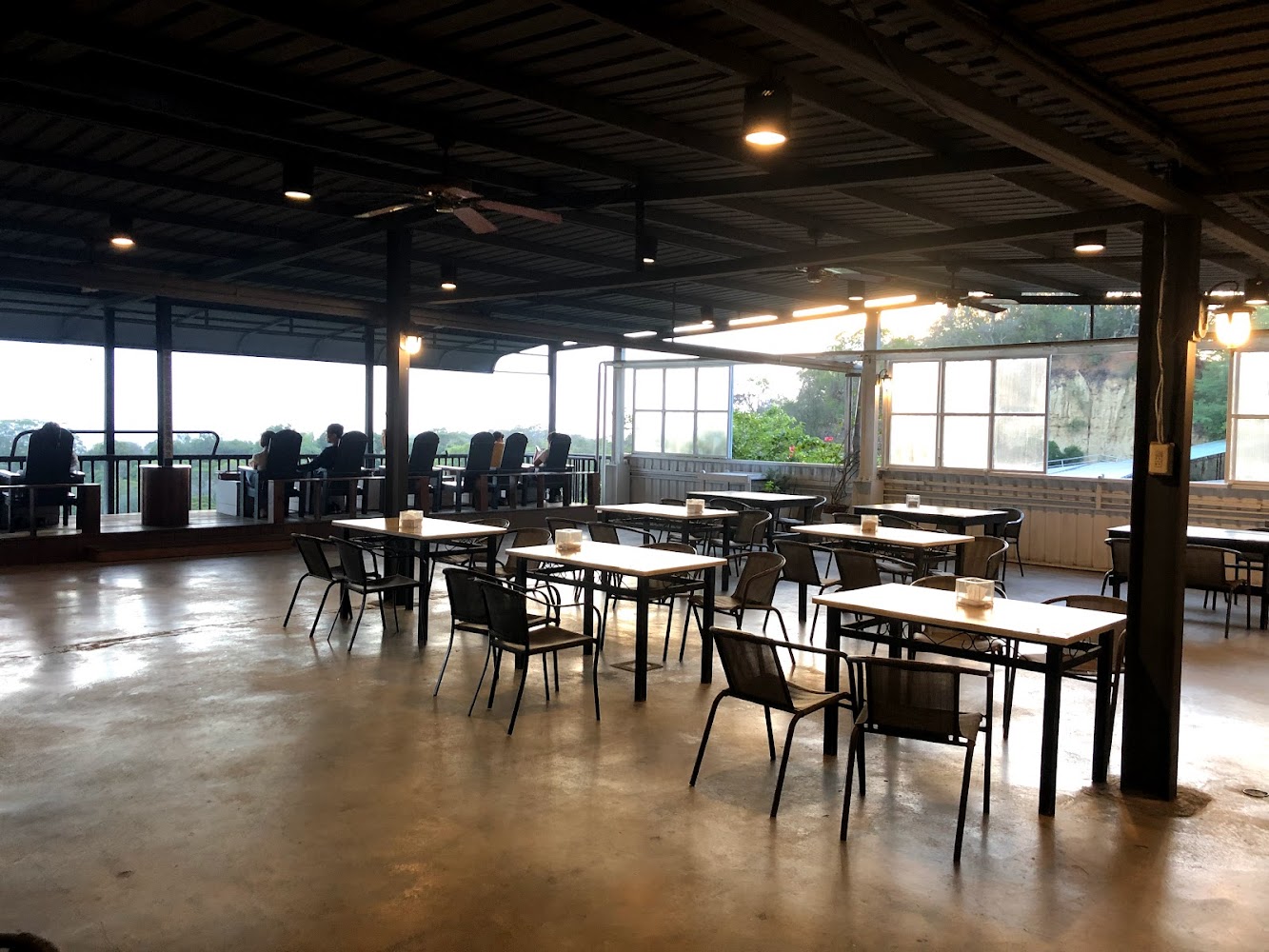 貓頭鷹廣場露天用餐區