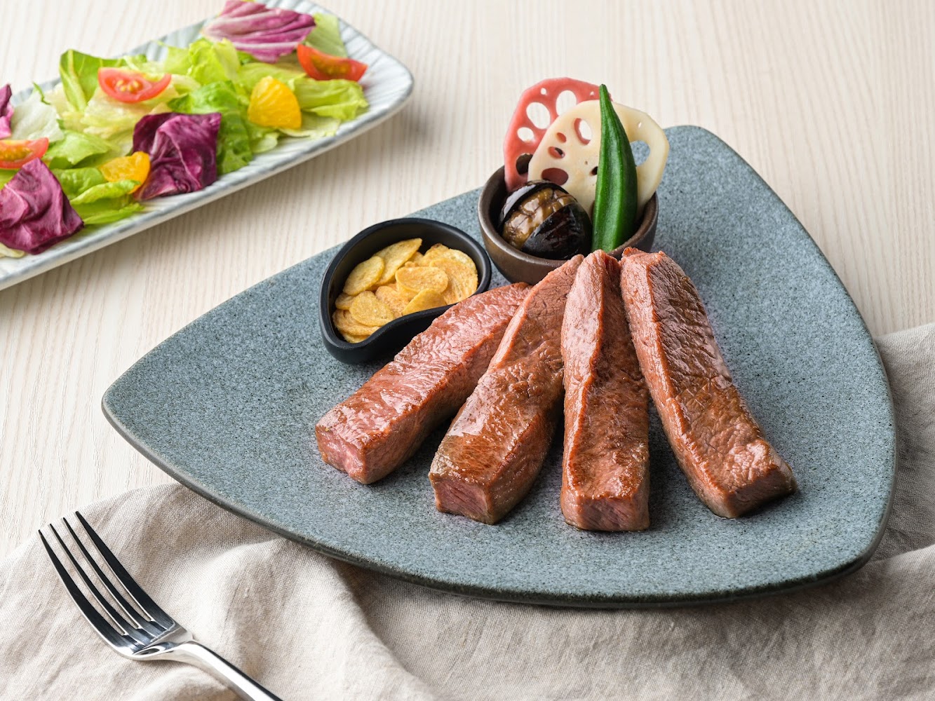 主餐牛排與沙拉的套餐組合