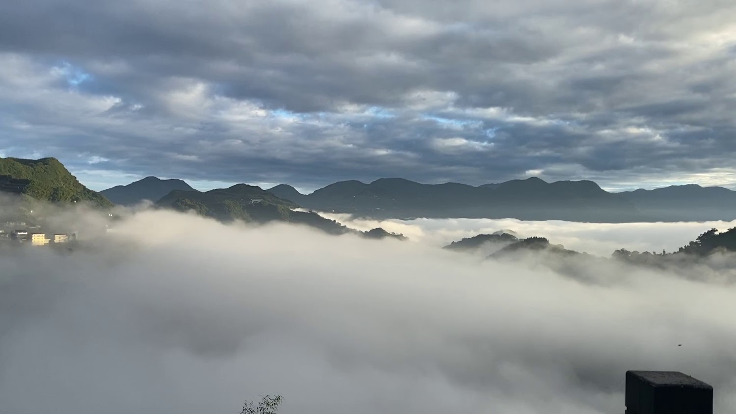 十方山水可見層層山巒與雲海景色，畫面夢幻。