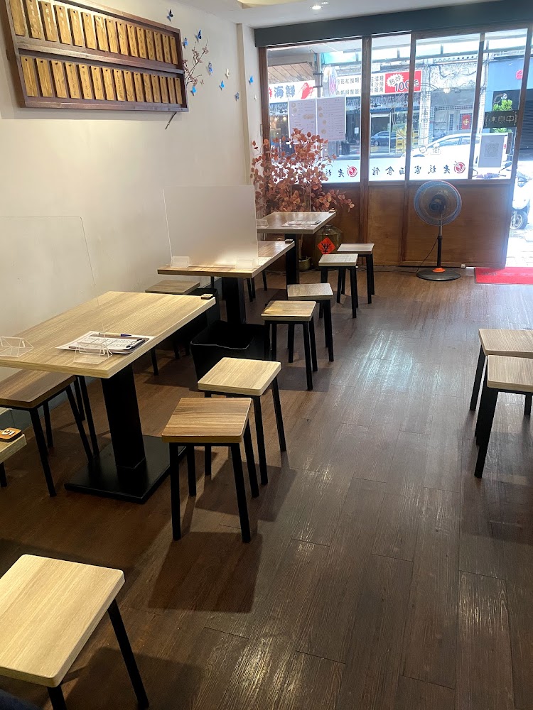 老杭家麵食館內用環境明亮整潔