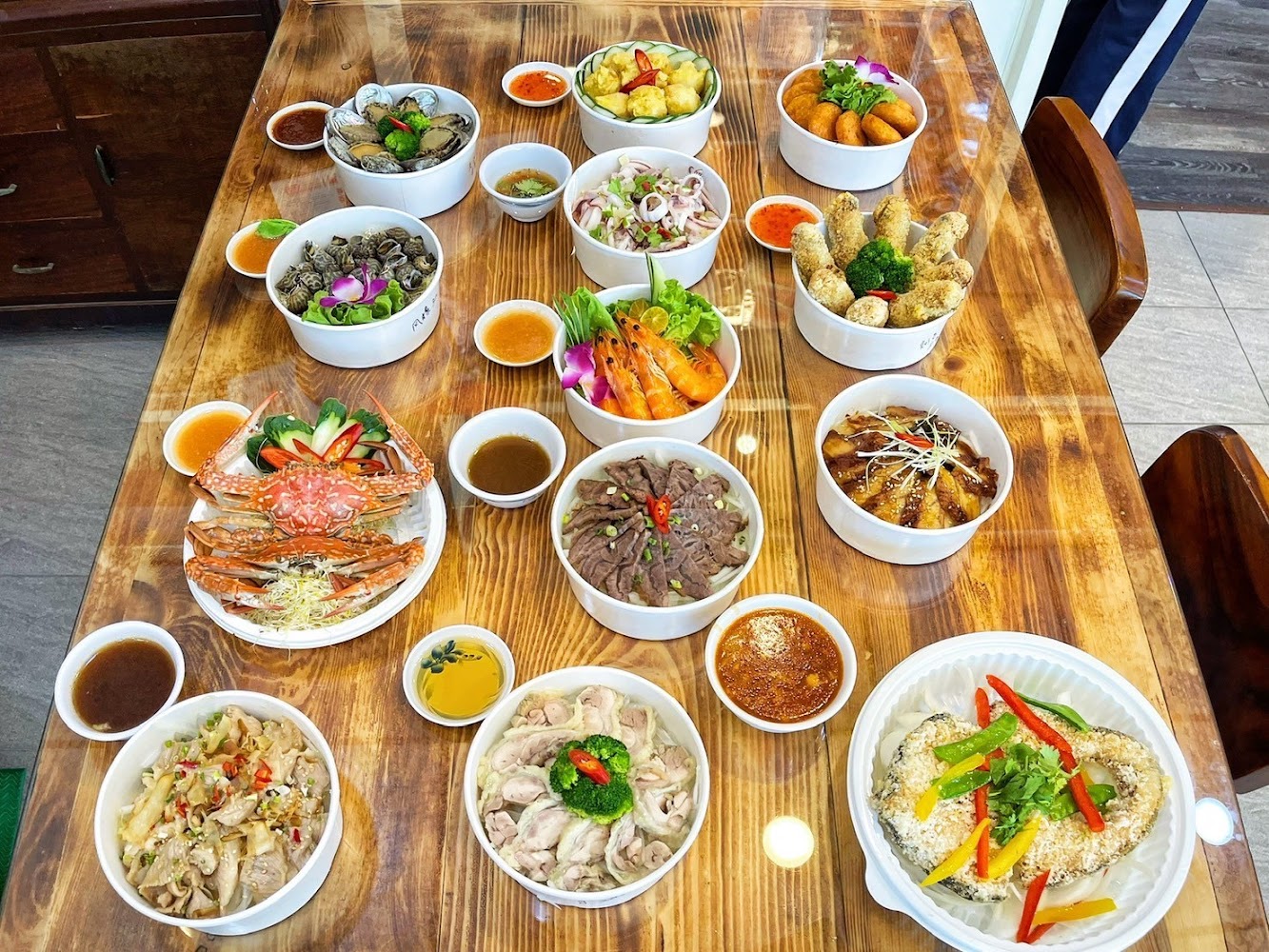一桌豐盛海鮮與肉類料理