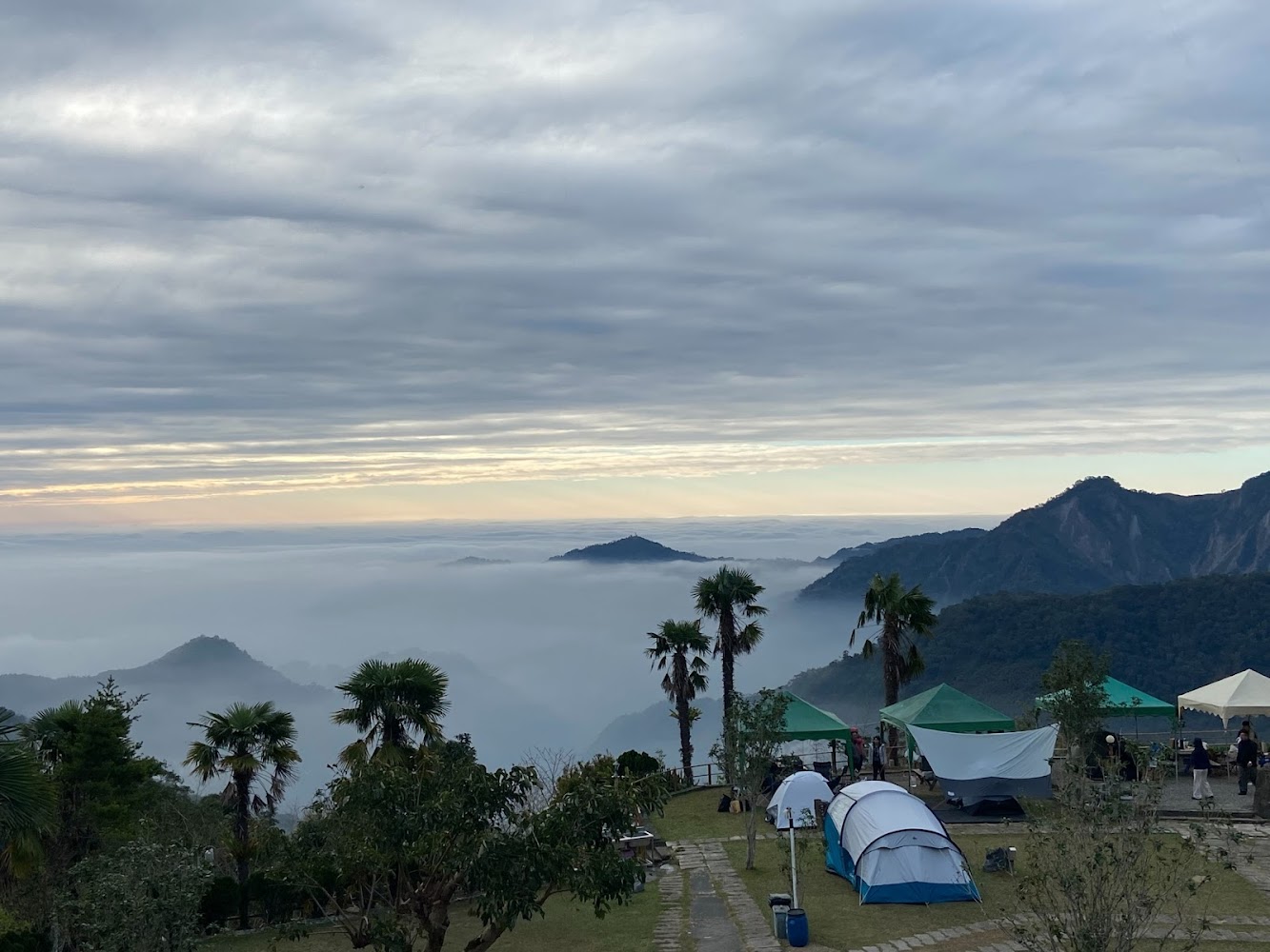 雲景咖啡露營區山區雲海與營地全景