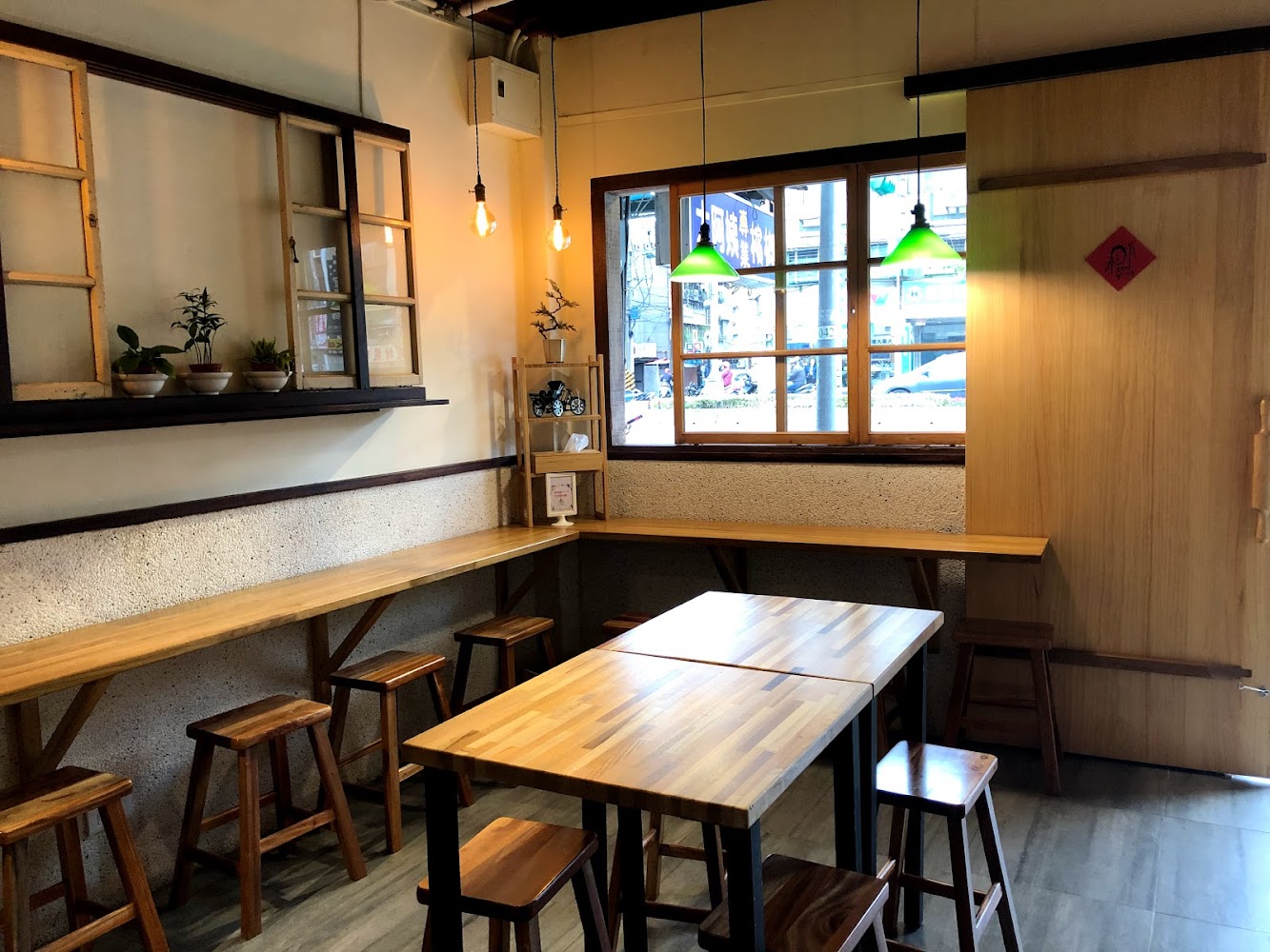 越來越PHO 越南河粉店內木質空間